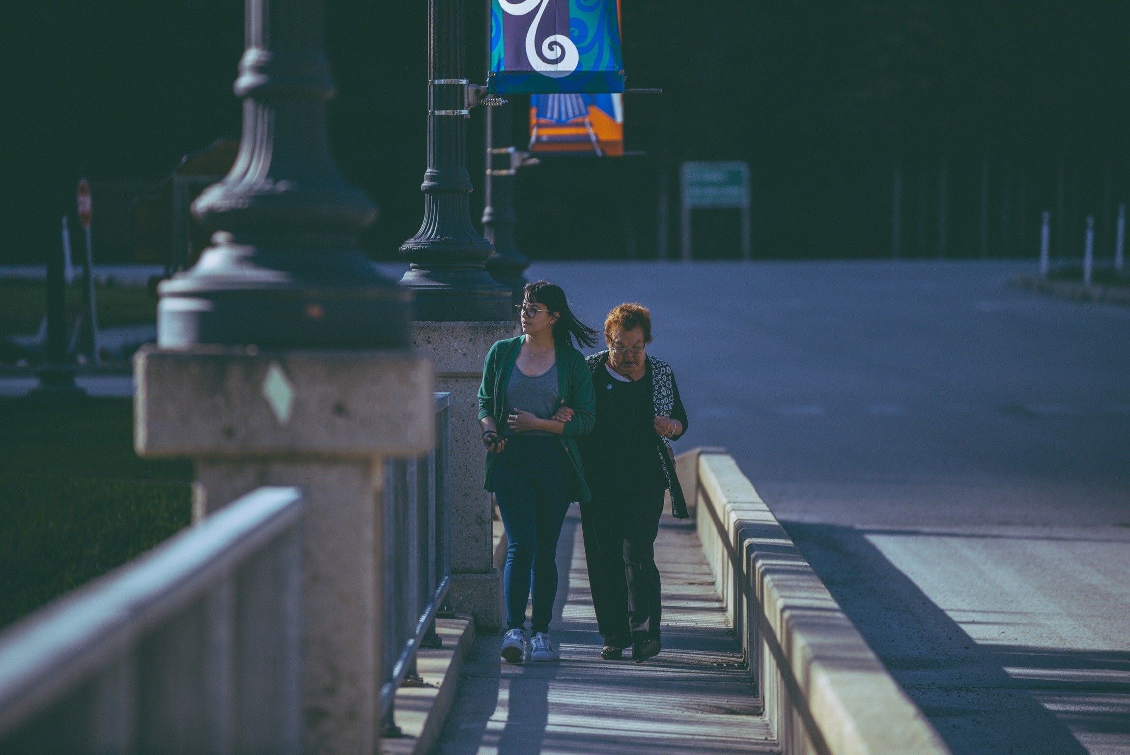Daniela y su abuela caminando juntas, tomadas del brazo, en Vancouver, Canadá